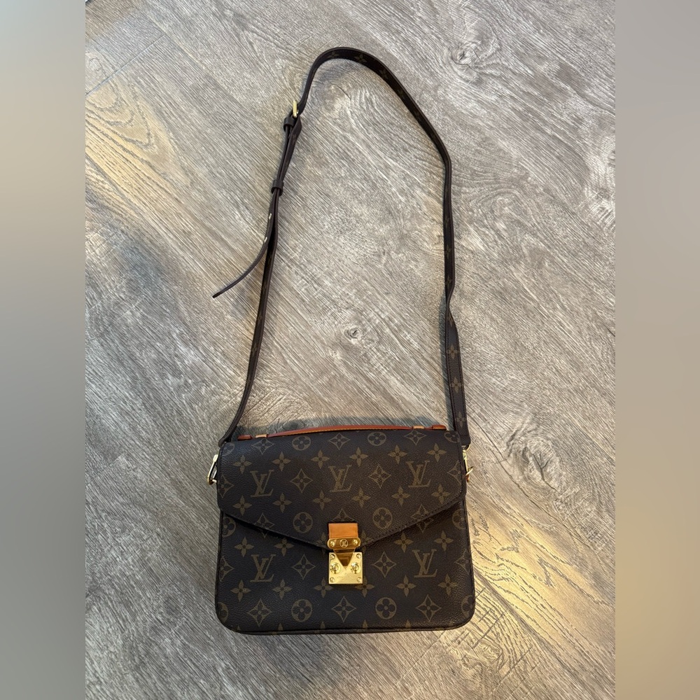 Louis Vuitton Pochette Métis Monogram Cross body Purse